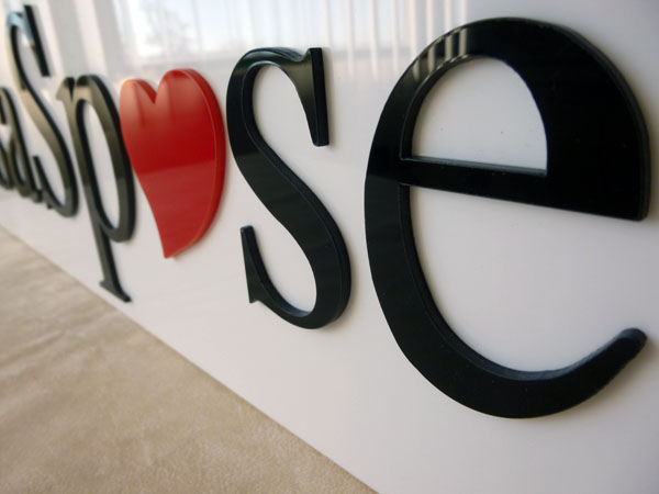 lettere e logo a rilievo in plexiglass